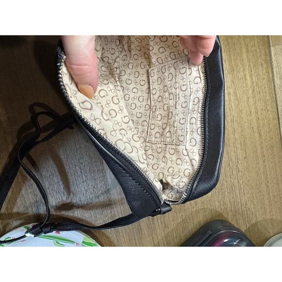 Vintage GUESS Black Leather Crossbody Bag Purse Messenger Silver Tone Hardware - Picture 7 of 10